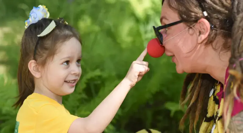 Image of a cloud and a girl: Є безліч способів проявити турботу та прийняття. Можна просто поговорити, помовчати, відволікти, запропонувати теплий напій, взяти за руку, надути повітряну кульку...